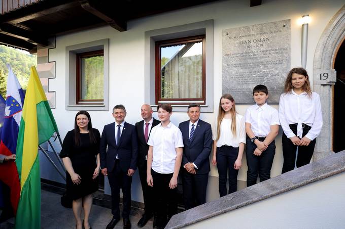 Predsednik Pahor na slovesnosti ob odkritju spominske plošče Ivanu Omanu